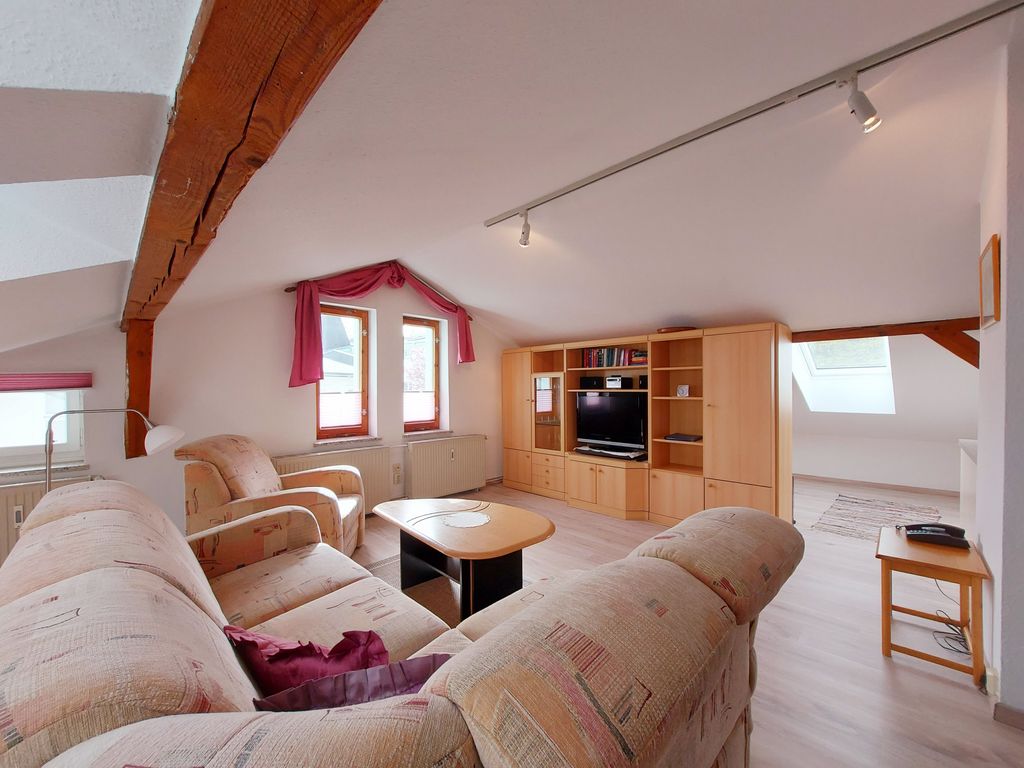 Wohnzimmer mit offener Küche