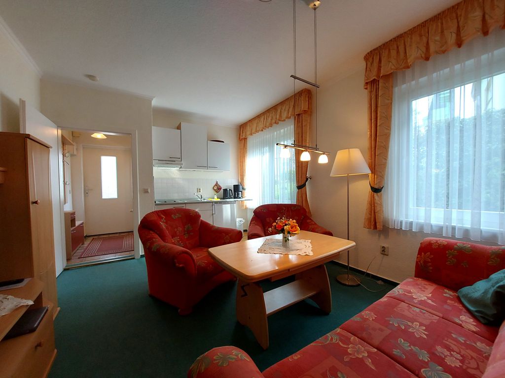Wohnzimmer mit offener Küche