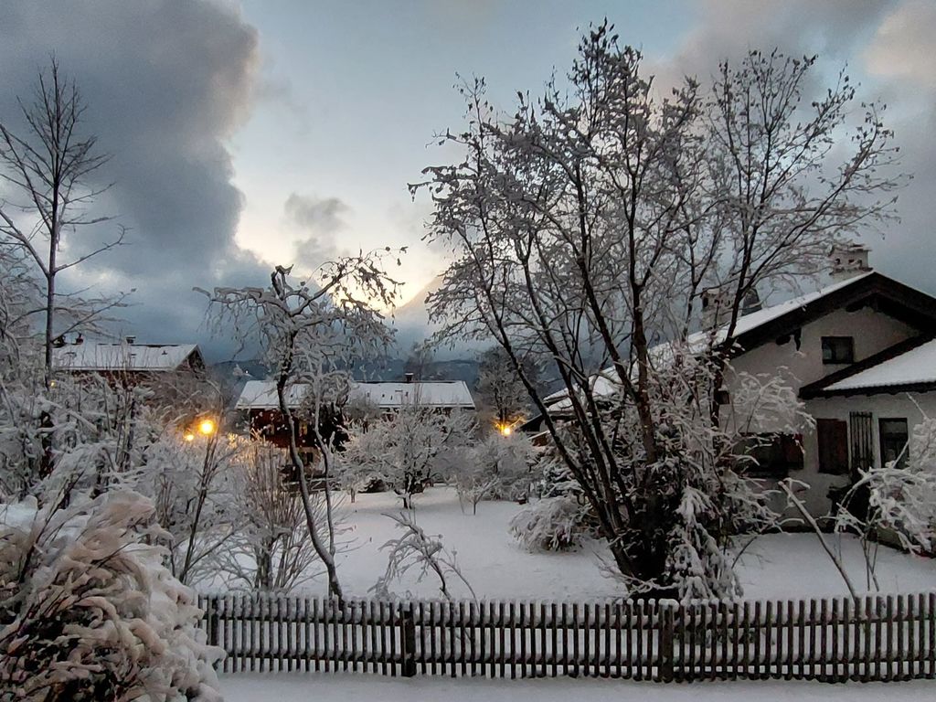 Ausblick von Terrasse der Wohnung in den weissen Wintergarten