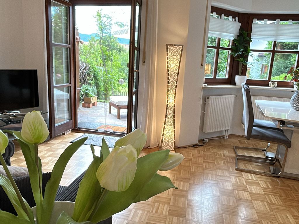 Blick Wohnzimmer mit Terrassenzugang