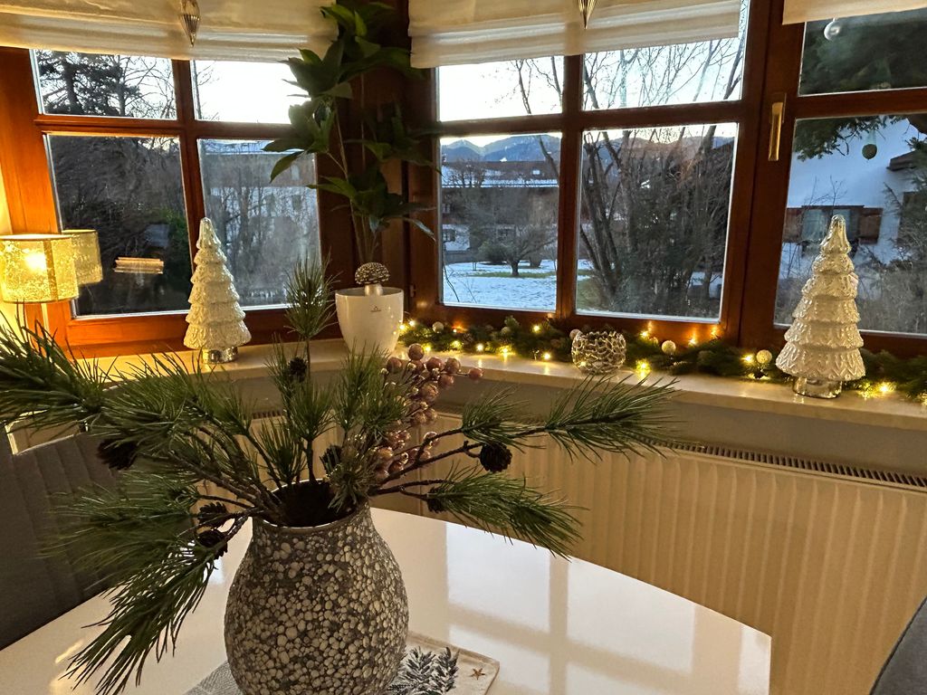 Weihnachtlich geschmückte Essecke im Erker der Tegernsee Perle