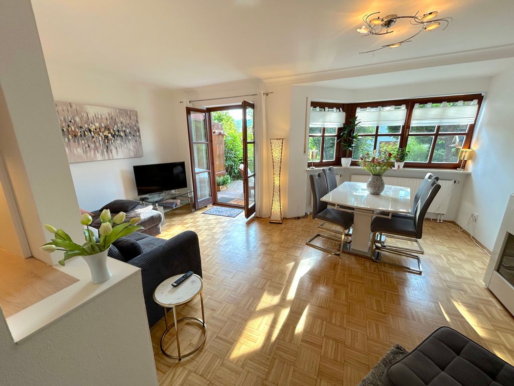 Willkommen in der Tegernsee Perle - Blick ins Wohnzimmer mit Terrassenzugang