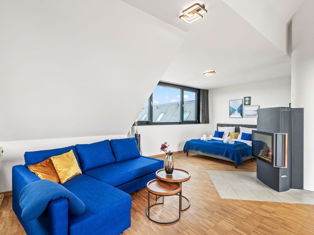 Kingsize-Bett auf der Galerie mit traumhaften Blick auf die Stadt.
Inklusive großen Spiegel, Turmventilator und Elektro-Kamin