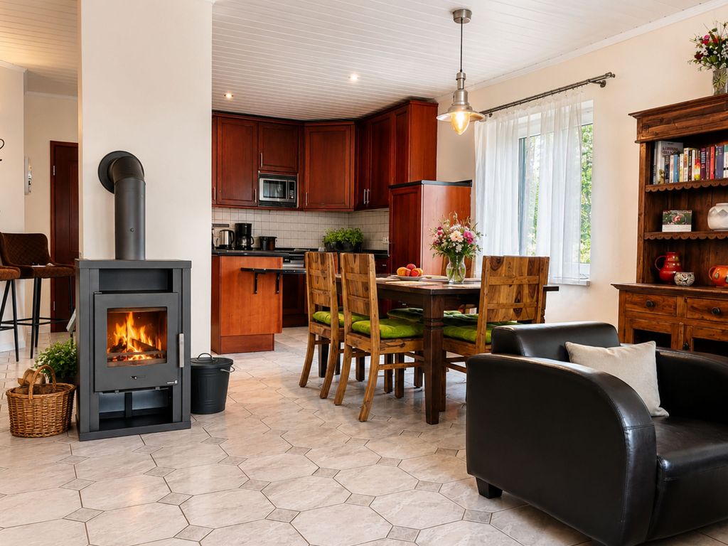Offener Wohnbereich mit Kamin