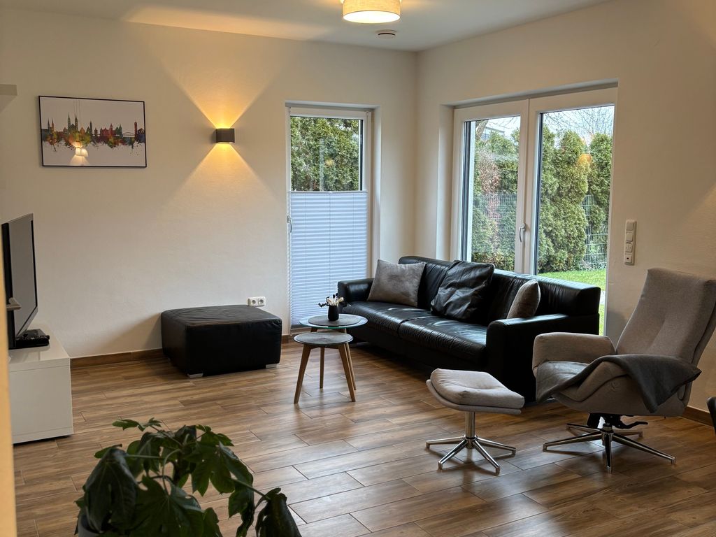 Wohnzimmer mit Sofa und Relaxsessel
