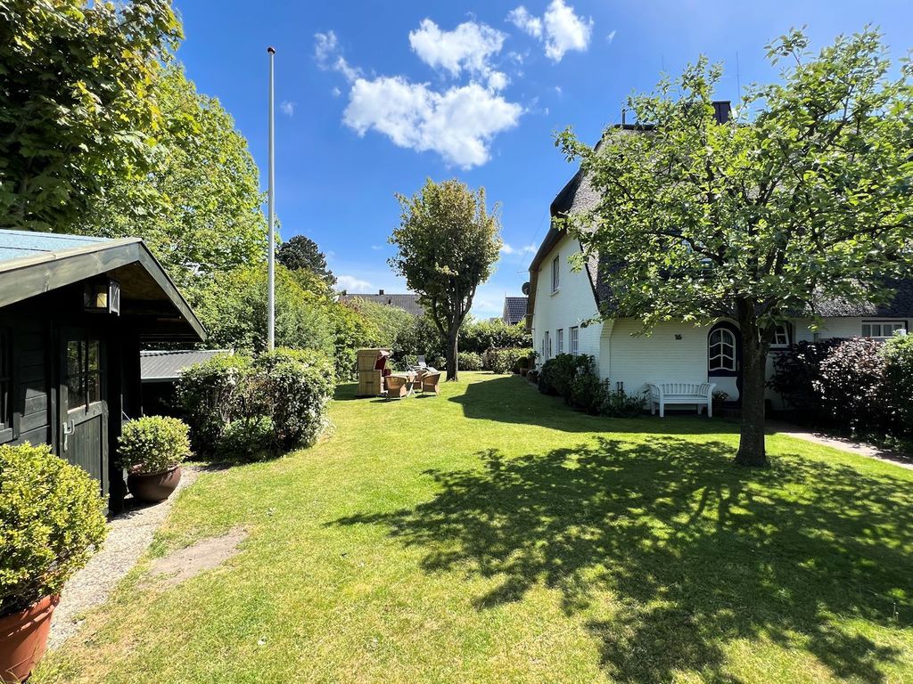 Blick über den großzügigen Garten