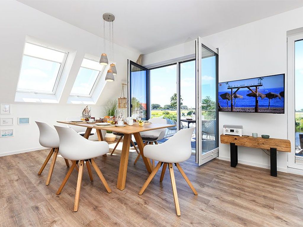 Wohnzimmer mit integriertem Küchen- und Essbereich