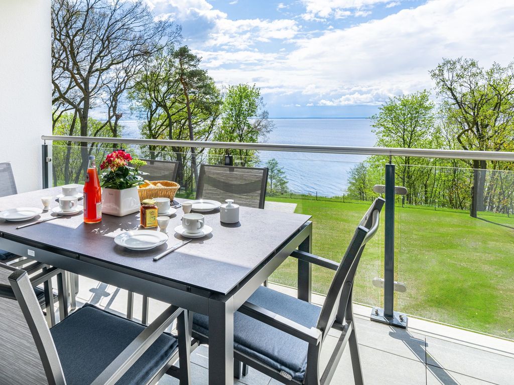 Oase am Haff – gedeckter Frühstückstisch auf dem Balkon mit Blick über das Haff