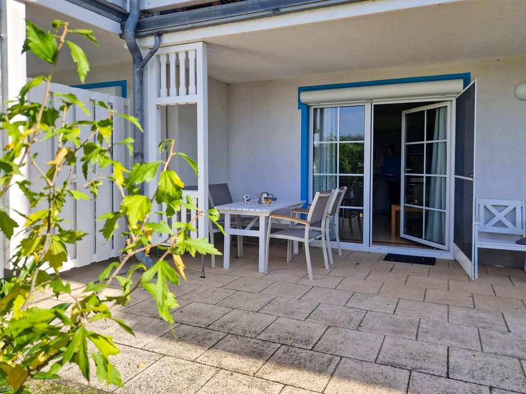 Terrasse mit angrenzender Wiese.