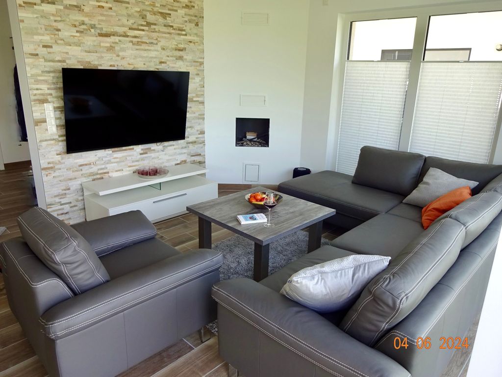 Wohnbereich mit Flat TV Gaskamin, Teufel Soundsystem und Echtledersofas