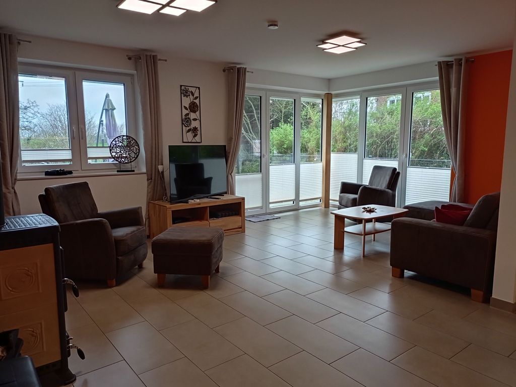 Wohnbereich mit direktem Zugang zur Terrasse