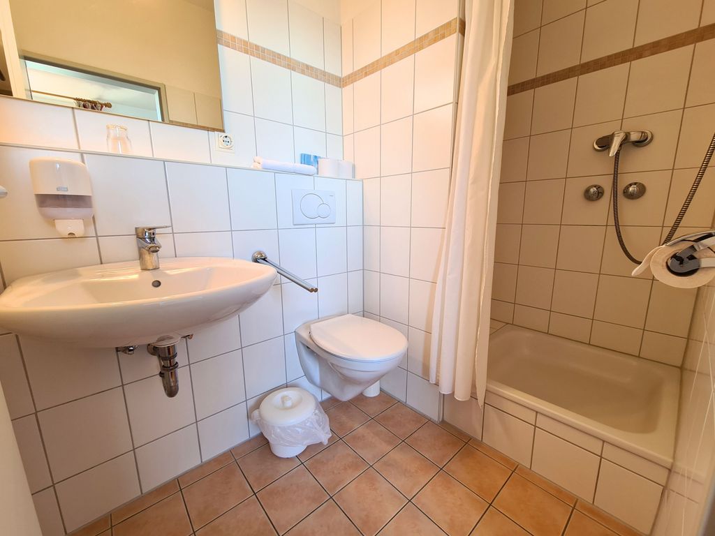 Bad mit WC/Dusche