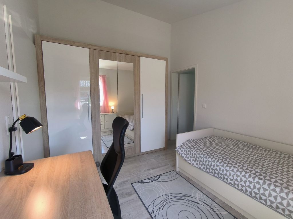 Schlafzimmer mit Einzelbett (0,90x2,00m)