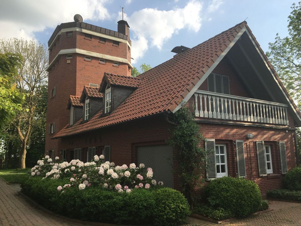 Rhododendronblüte am Wohntrakt