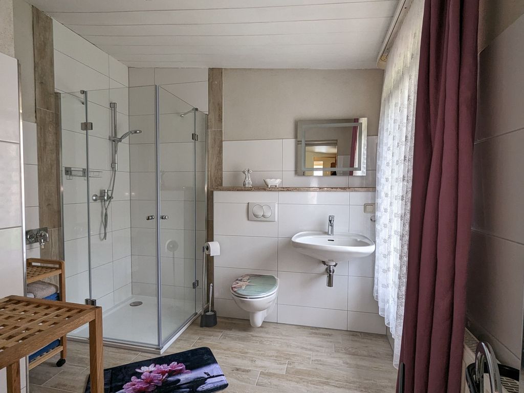 Bad mit Dusche und WC