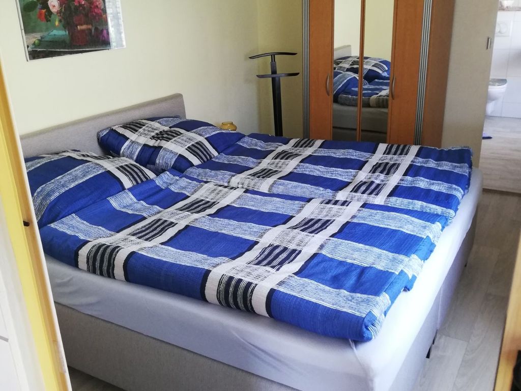 Schlafzimmer mit Boxspringbett