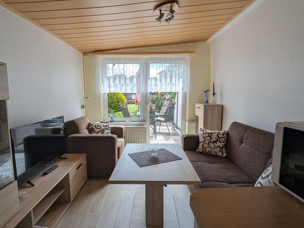 Blick von der offenen Küche ins Wohnzimmer