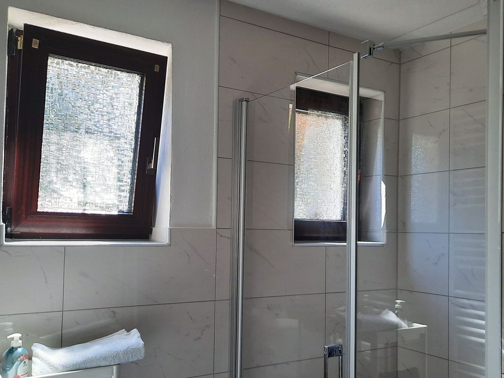 Badezimmer mit Dusche