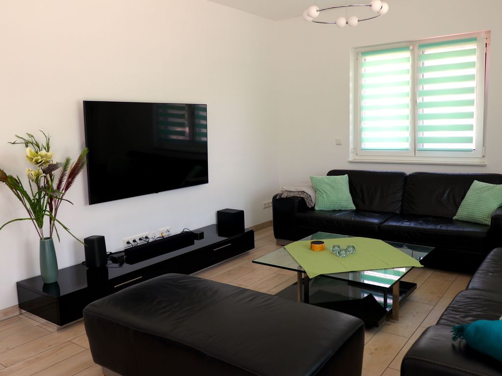 Wohnbereich mit Smart-TV