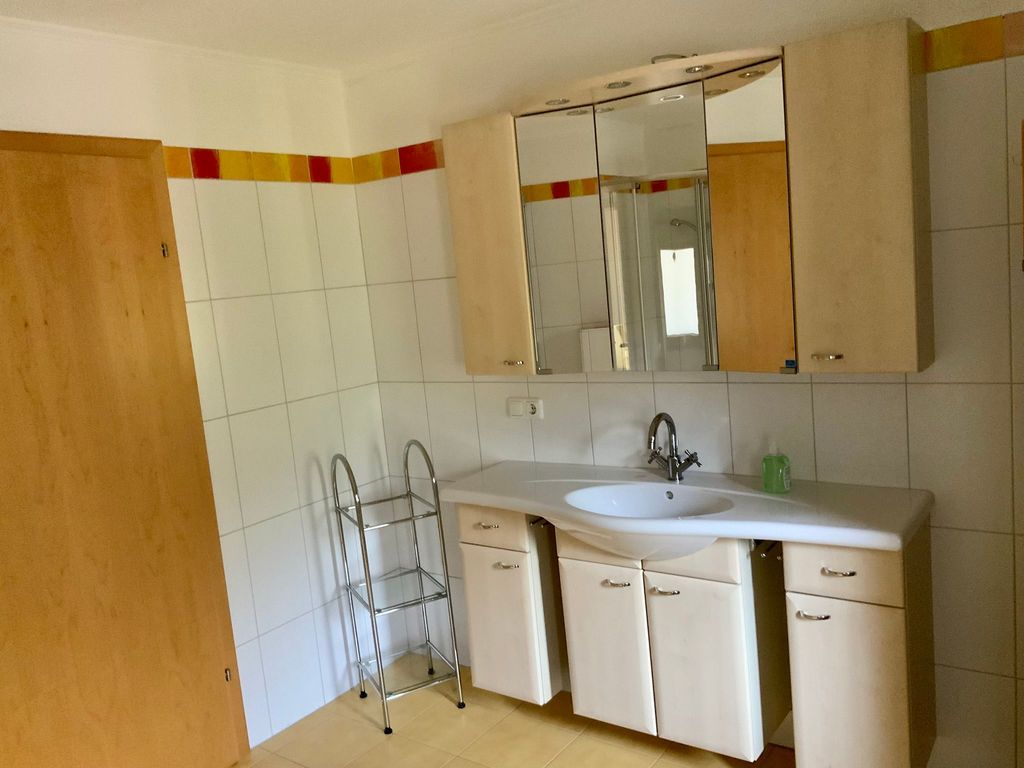 Großes Badezimmer mit Dusche