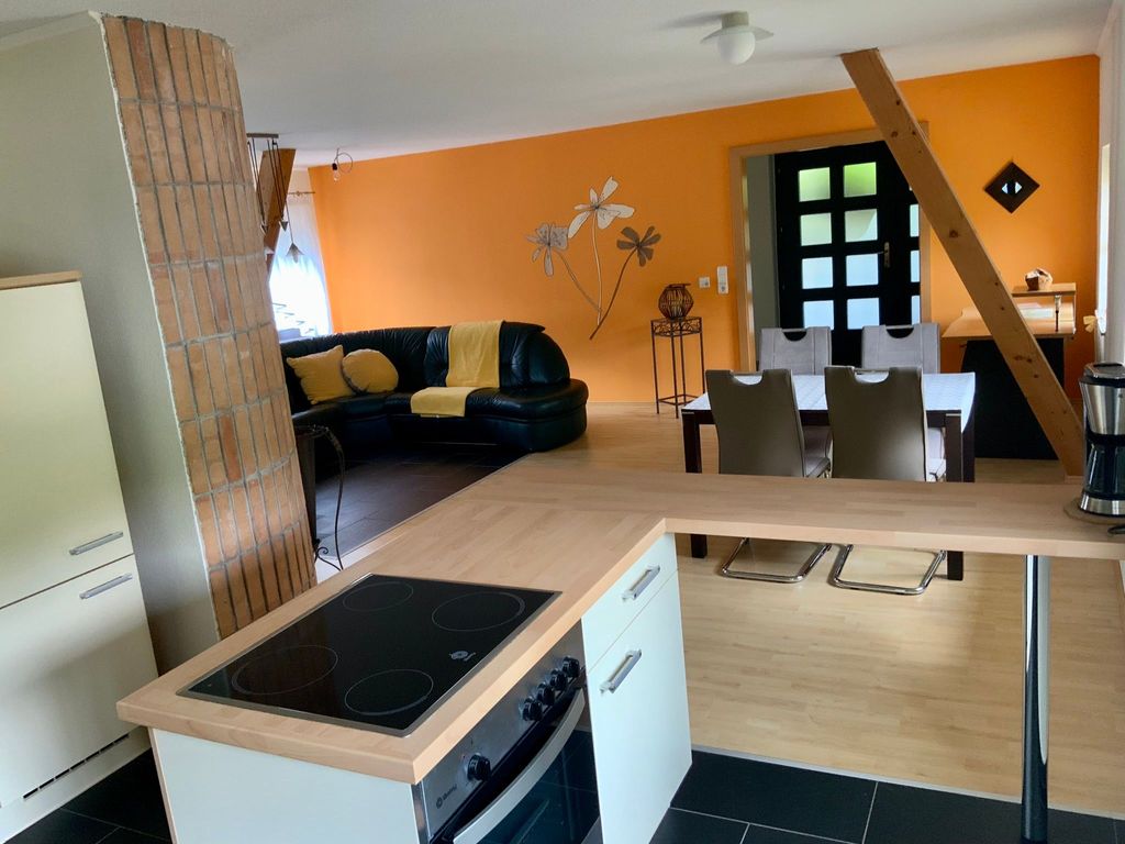 Ein Blick von der Küche auf Essbereich und Wohnzimmer