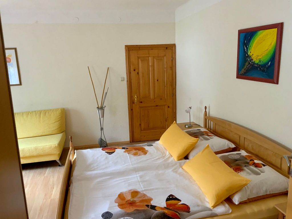 Geräumiges Schlafzimmer mit Zusatzbett