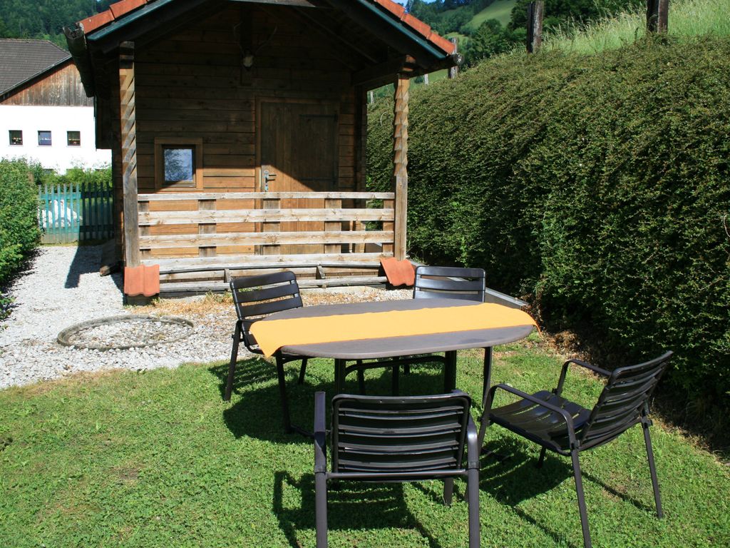 Die Blockhütte mit Sitzplatz und Grillplatz
