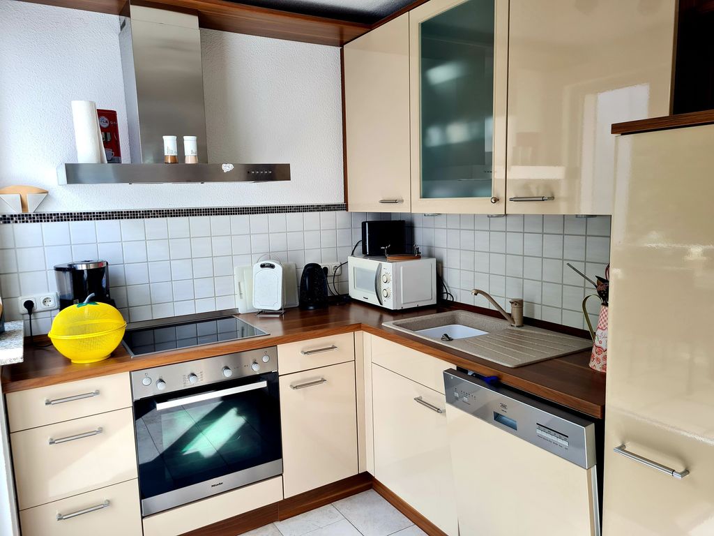 Offene Wohnküche mit Zugang zum Balkon