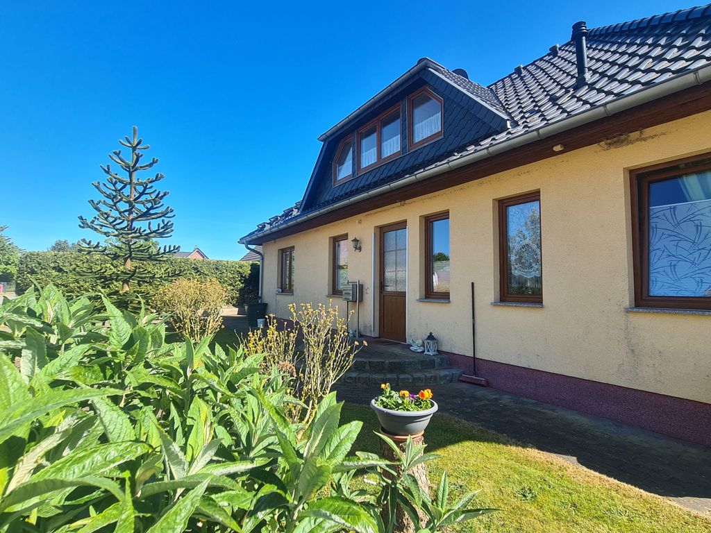 Landhaus mit 3 Wohnungen: Parkplatz und Hauseingang