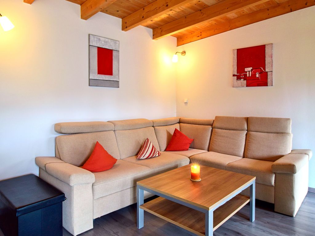 Wohnzimmer mit offener Küche