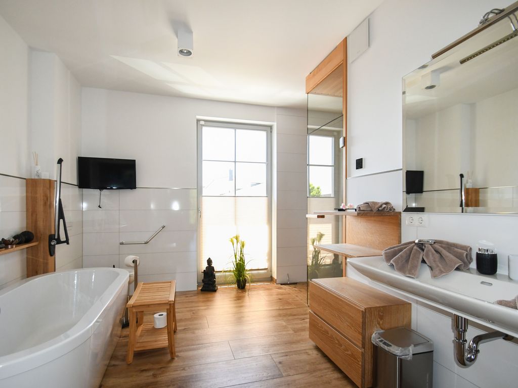 Wellness- Badezimmer mit Sauna