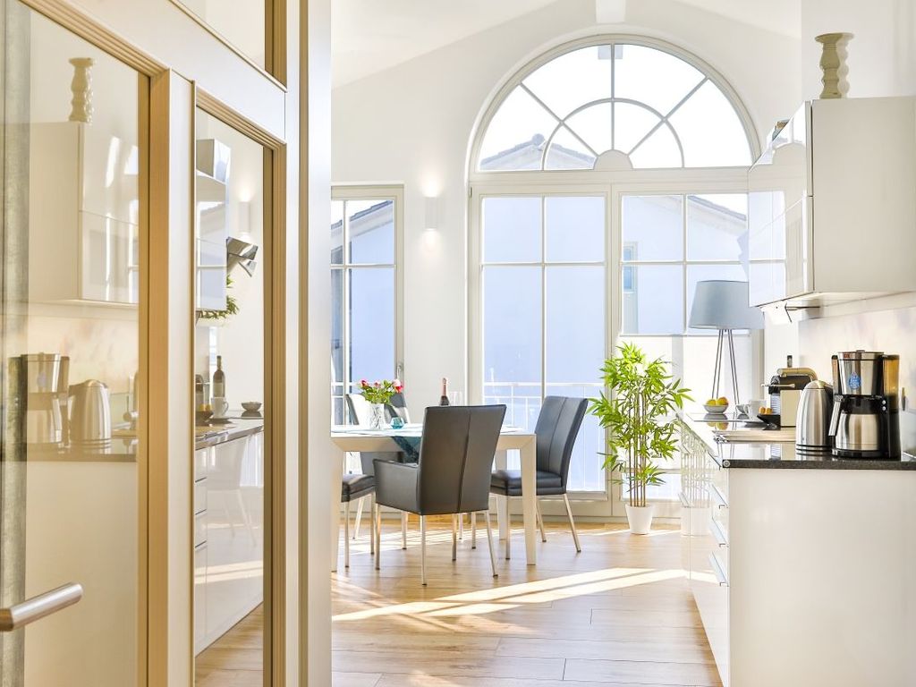 Blick vom Flur in das Wohnzimmer