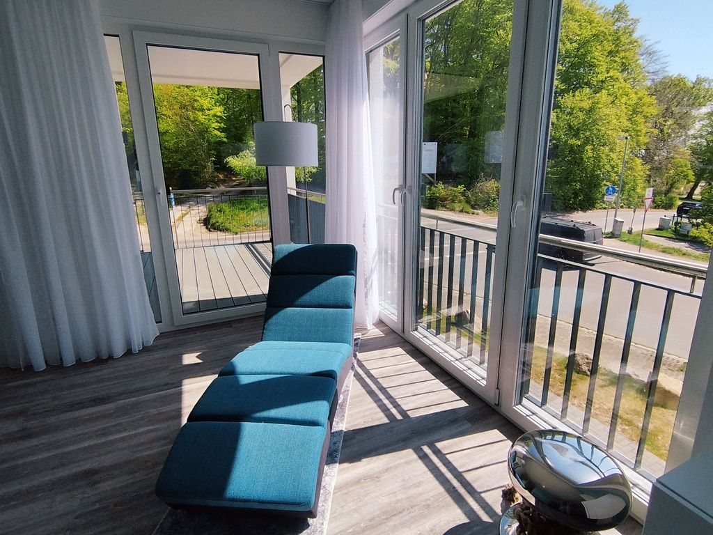 Wohnbereich mit Zugang zum Balkon