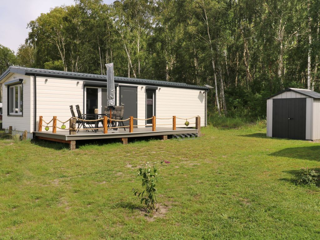 Außenansicht Tiny house mit Terrasse und Fahrradschuppen