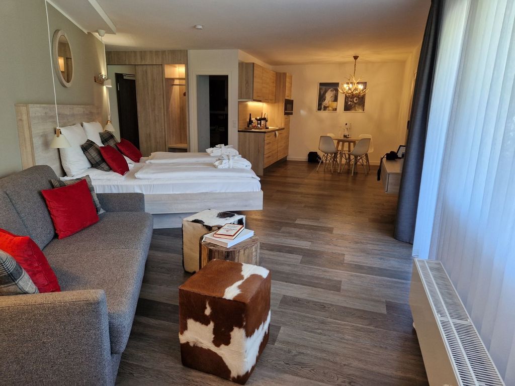 Schlafcouch, Betten, Garderobe und Koch-Essbereich
