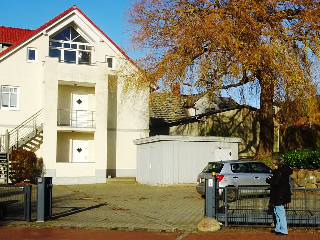 Parkplatz am Haus eingezäunt