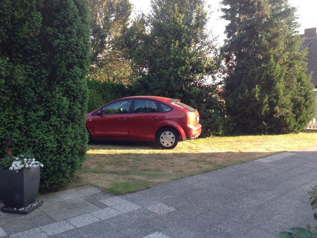 Parkplatz auf dem Grundstück