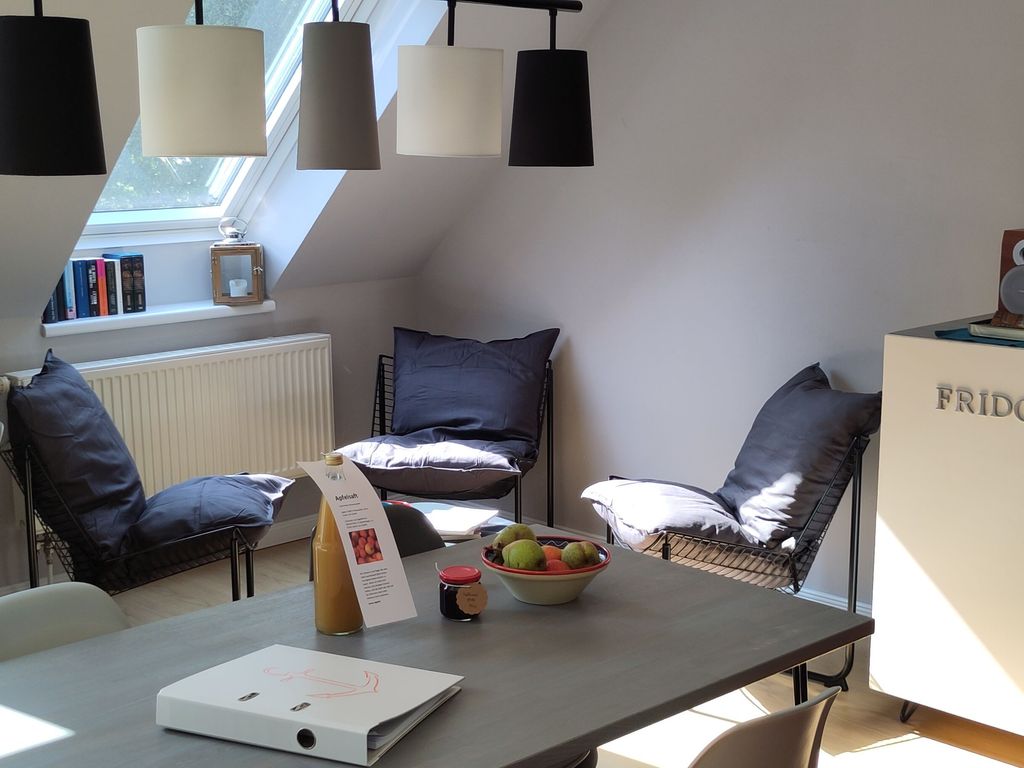Relaxecke und Essbereich im Wohnzimmer