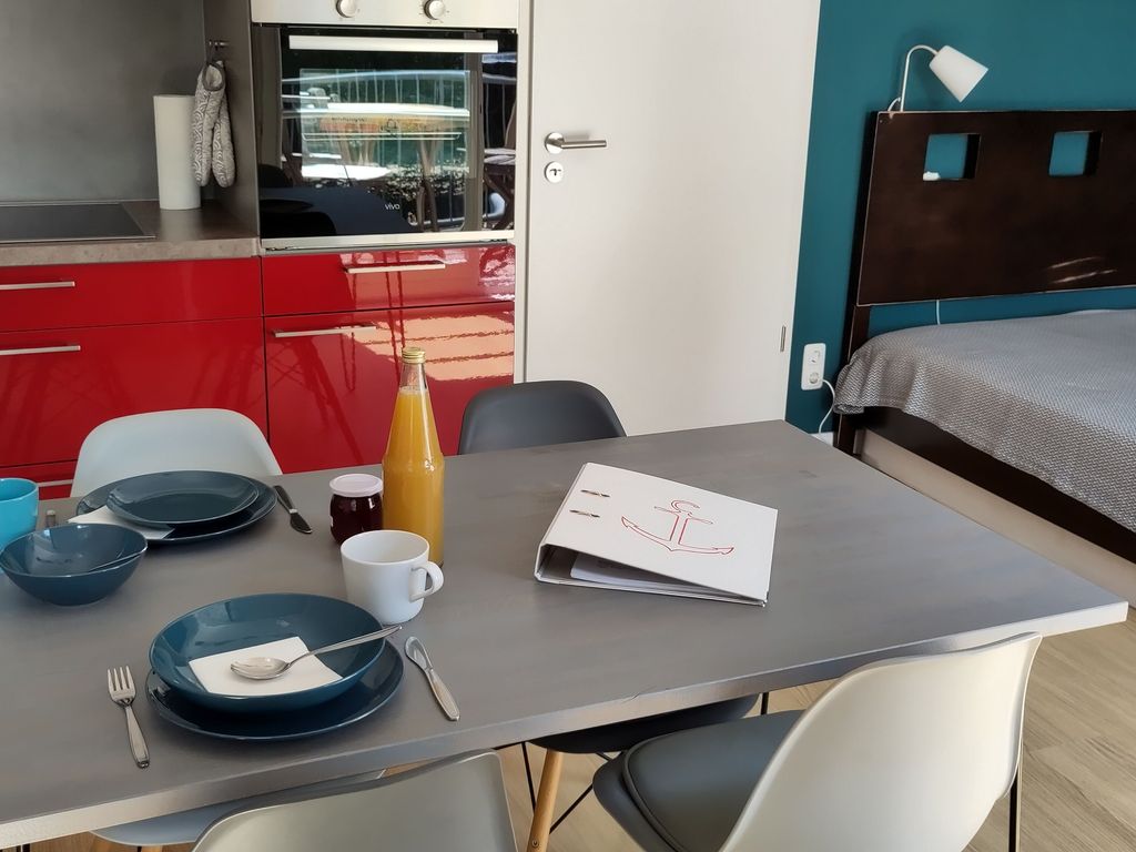 Schlaf- und Essbereich im Wohnzimmer
