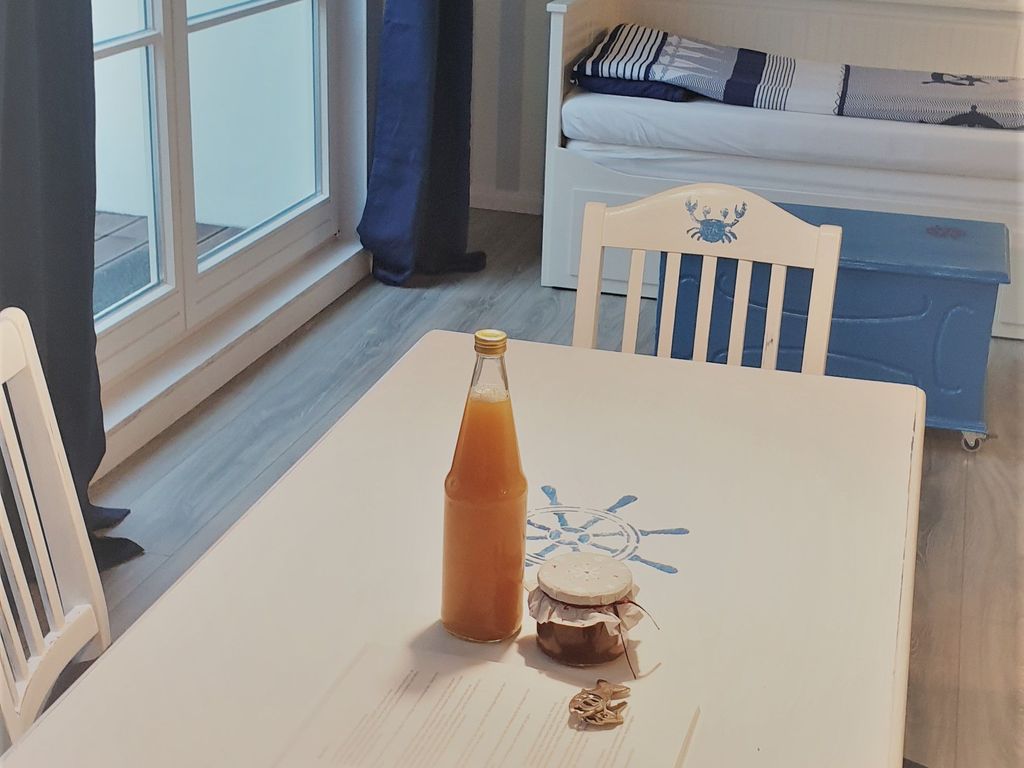 Wohnzimmer mit Esstisch und Tagesbett
