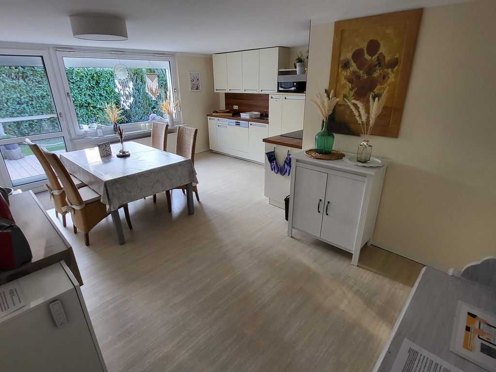 Die Küche mit Blick zur Terrasse