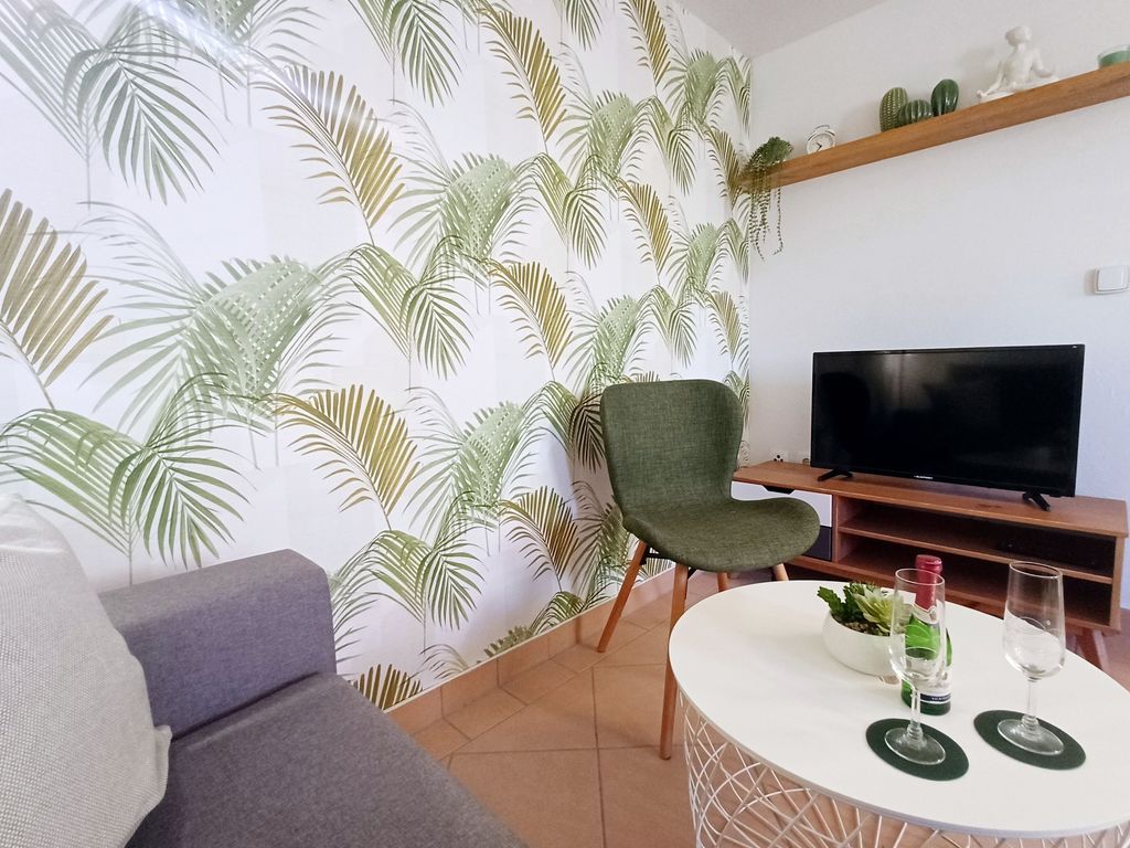 Wohnzimmer mit offener Küche & Essbereich