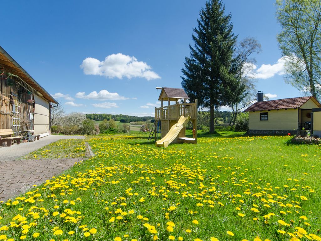 Garten mit Spielmöglichkeiten für Kinder