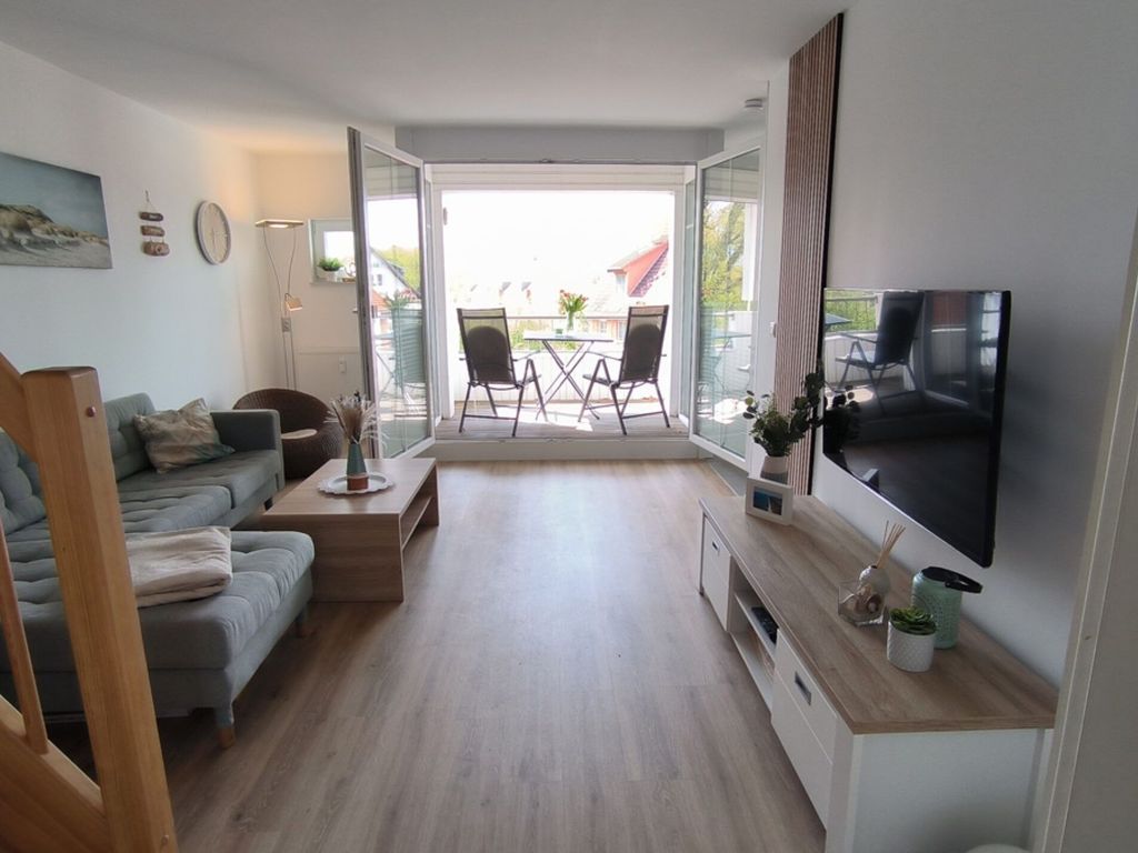 Wohnzimmer mit Zugang zum Balkon