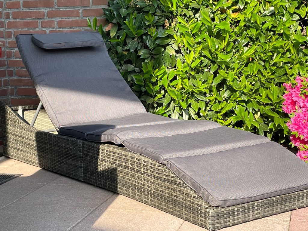 Liege auf der Terrasse