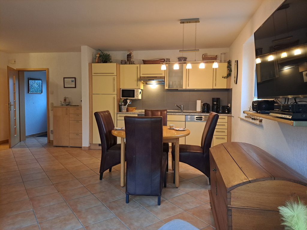 offenes Wohnzimmer mit TV