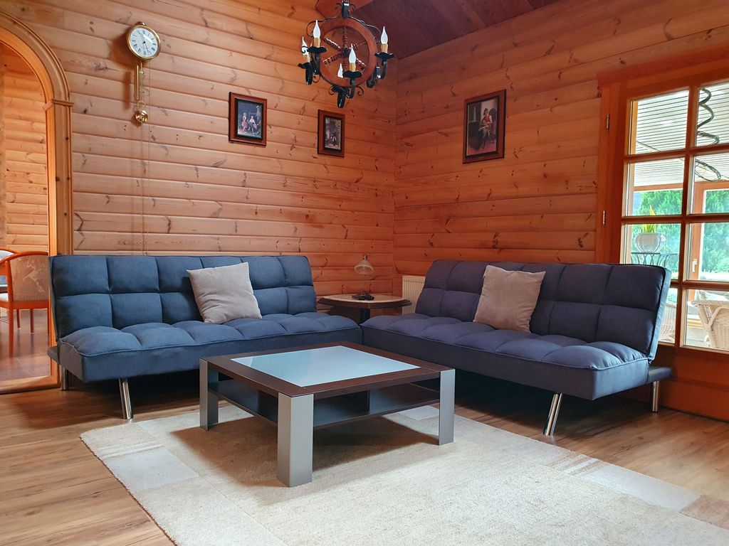 Geräumiges Wohnzimmer