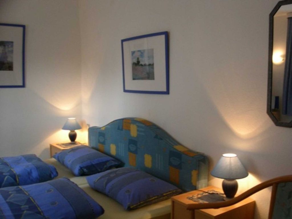 Schlafzimmer mit einem Doppelbett
