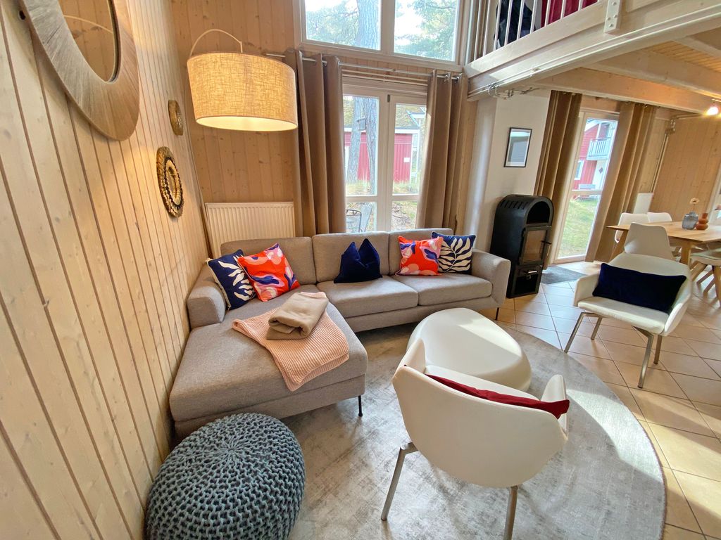 Wohnzimmer mit Couch und Stuhl