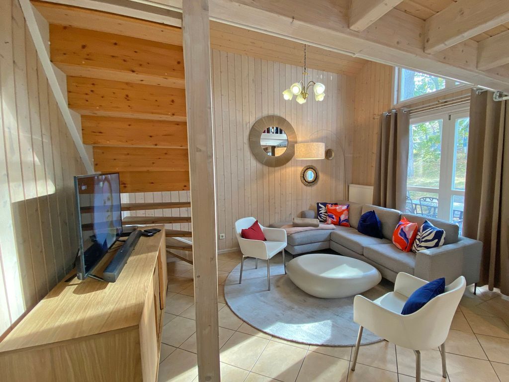 Wohnzimmer mit gemütlicher Couch